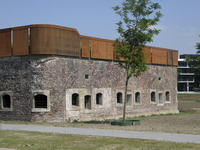 905615 Gezicht op het gerestaureerde bomvrije wachthuis van het fort Vossegat, op het deel van het terrein van de ...